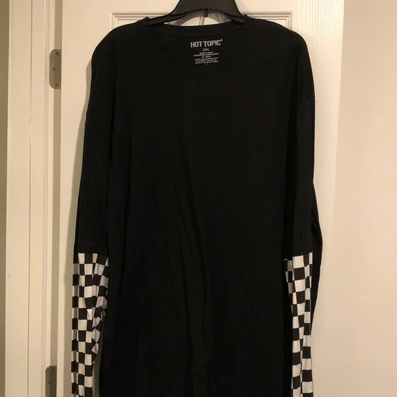 MAKE OFFER! Need Layers Without Actually Needing Layers? Hot Topic Twofer Shirt! - Picture 4 of 8